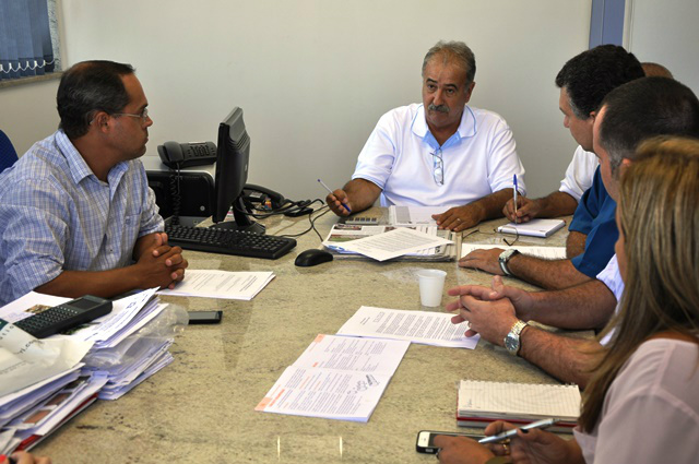 Reunião dos secretários, liderada por Walmir Arantes, para definir as medidas a serem adotadas no cumprimento da determinação da prefeita (Foto: Divulgação)