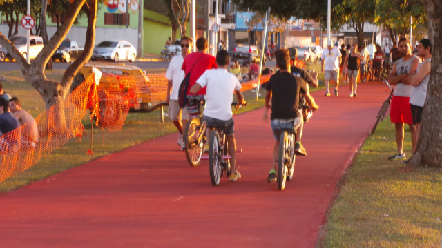 Mesmo com a pista movimentada, os ciclistas não espeitam e trafegam tranquilamente em alta velocidade colocando em risco as crianças e os frequentadores (Foto: Ricardo Ojeda)