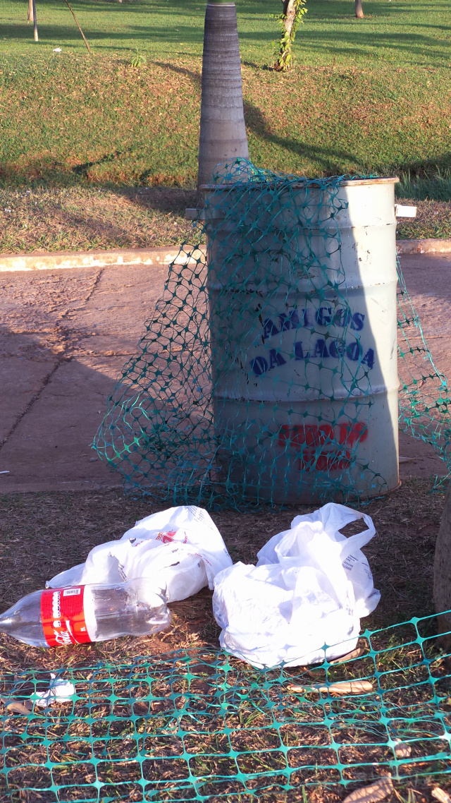 Mesmo com a lixeira à disposição, as pessoas deixam os lixos espalhados pelo local (Foto: Ricardo Ojeda)