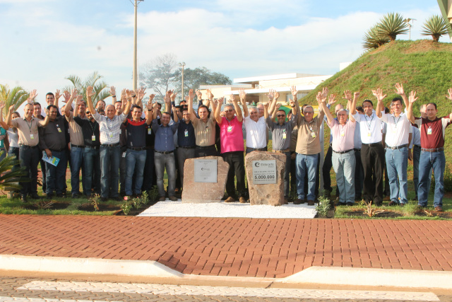 Colaboradores da Eldorado Brasil, convidados e prestadores de serviço comemoraram o feito da fábrica. (Foto: Lucas Gustavo) 