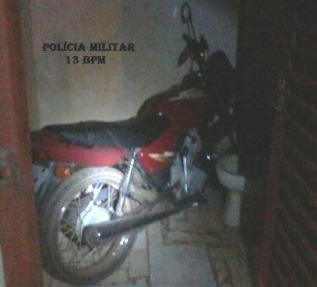 No interior de uma residência os policiais constataram a presença de uma motocicleta de cor vermelha, a qual, ao ser checada no sistema, foi constatado tratar-se de produto de furto (Foto: Policia Militar)