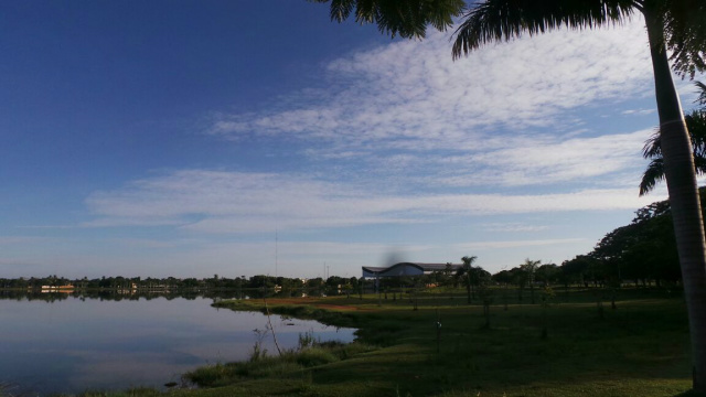 Céu amanheceu limpo em Três Lagoas nesta sexta-feira (24). (Foto: Ricardo Ojeda/ Perfil News). 