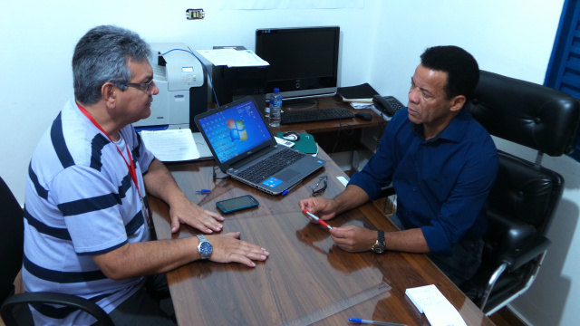Milton Rocha Marinho, chefe do escritório regional do Dnit, recebeu a reportagem do Perfil News. O projeto da rotatória está concluído e aprovado, porém a burocracia impede o processe se acelere. (Foto: Lucas Gustavo) .