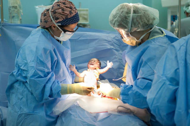 Pesquisa do Ministério da Saúde, realizada em parceria com o Instituto Brasileiro de Geografia e Estatística (IBGE) mostra que 53,5% dos partos foram marcados com antecedência, ainda durante o pré-natal, e que mais da metade (55,3%) foram cirurgias cesarianas. (Foto: Ilustração).