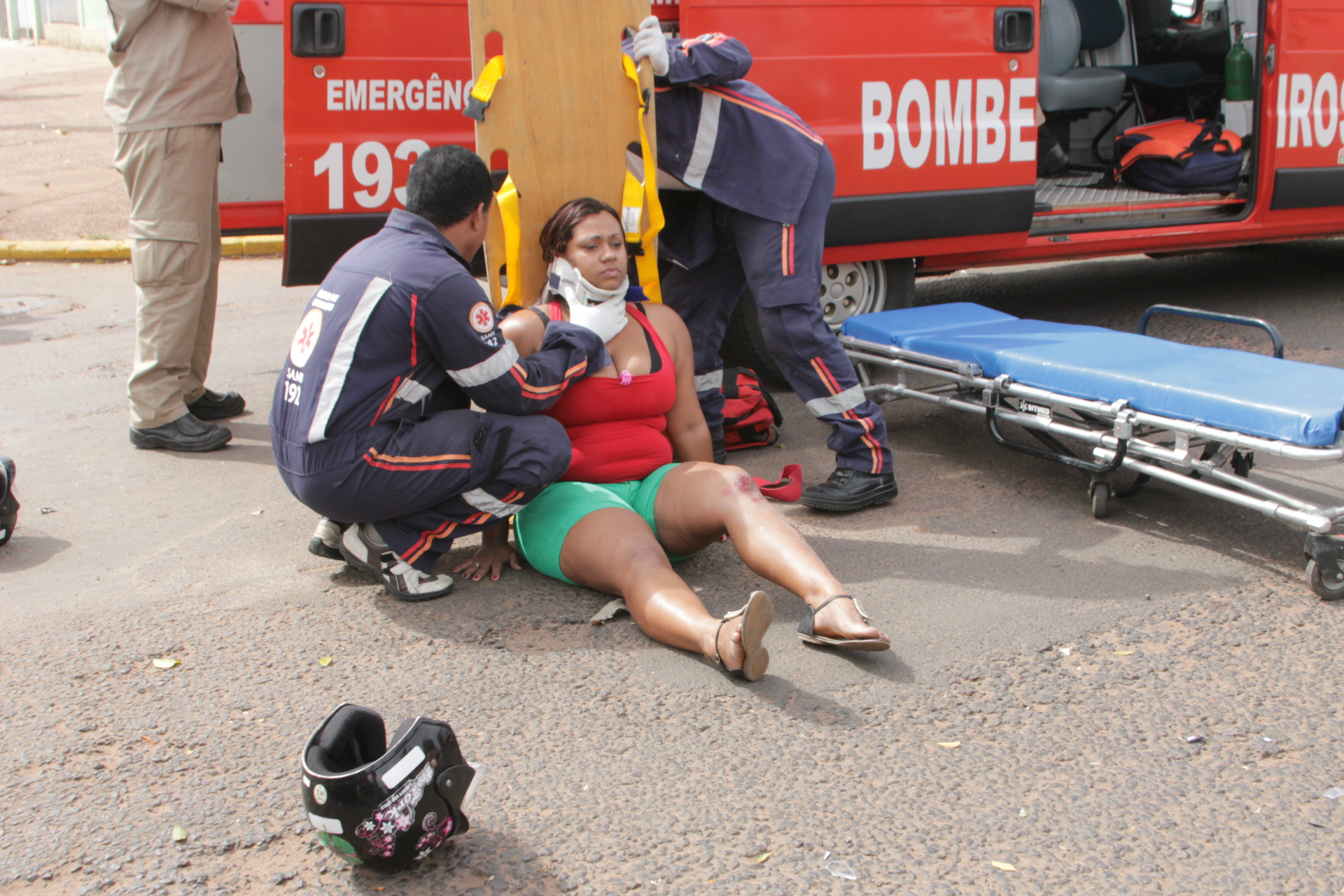 A motociclista e a passageira sofreram apenas escoriações pelo corpo (Foto: Edivelton Kologi)