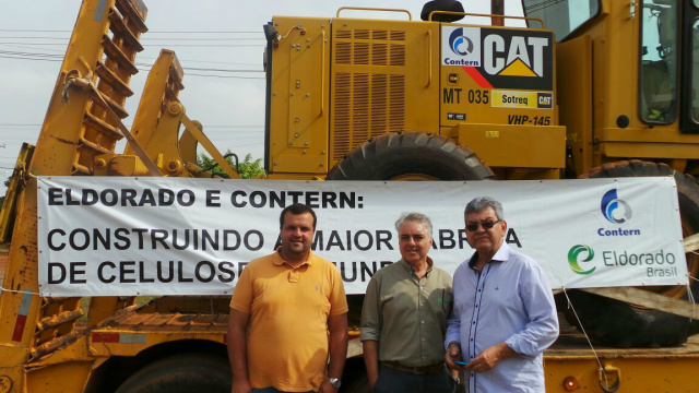 Eduardo Peres, engenheiro da Contern e Antonio Di Pasquale, gerente geral da Eldorado, com o diretor do Perfil News, Ricardo Ojeda. (Foto: Patrícia Miranda).