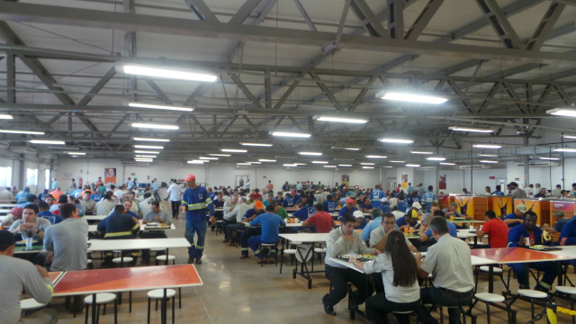 Refeitório que atende o projeto Horizonte 2 da Fibria tem capacidade para atender 10 mil refeições/dia. Em abril, quando a reportagem esteve no canteiro de obras haviam 2.600 trabalhadores (Foto: Ricardo Ojeda)