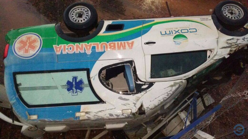 Ambulância pertence a prefeitura de Coxim. (Foto: Reprodução/ Edição MS). 