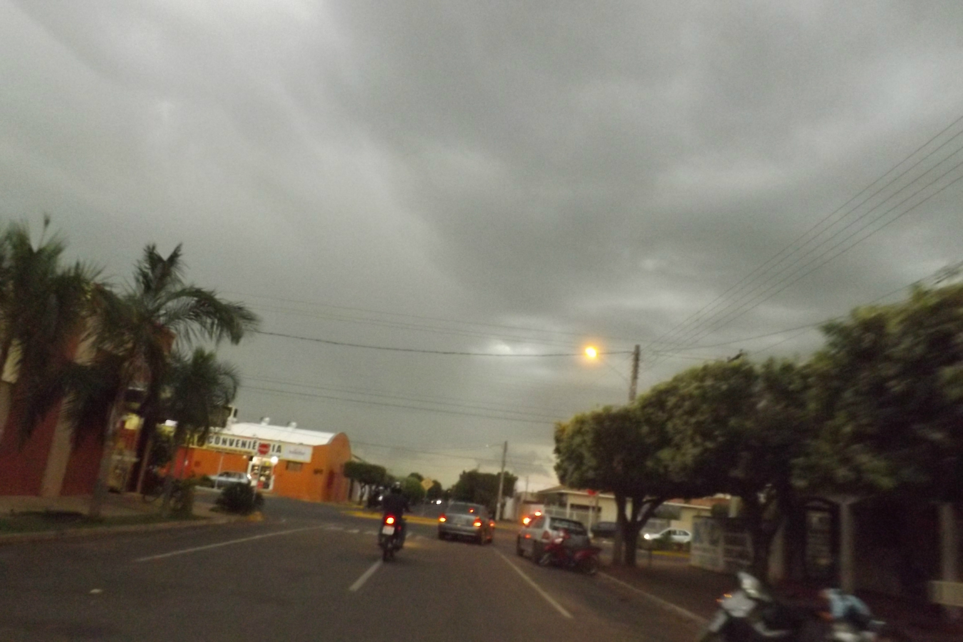 04h45 da tarde: o céu de Três Lagoas começa a escurecer, com nuvens negras encobrindo (Foto: Edivelton Kologi)