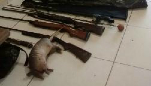 Armas e animal encontrados no carro em que os caçadores estavam. (Foto: Divulgação/PM).