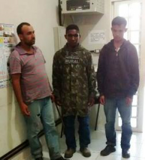Os três homens foram presos na madrugada desta segunda-feira (24). (Foto: Divulgação/PM).