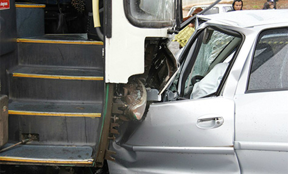 As partes dianteiras do Celta e do ônibus da Andorinha ficaram totalmente danificadas com a violência do choque (Foto: Midiamax News)