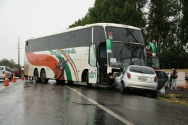 Devido ao acidente, o trânsito de veículos ficou tumultuado no macroanel rodoviário da Capital; a PRF orientou o tráfego no local (Foto: CG News)