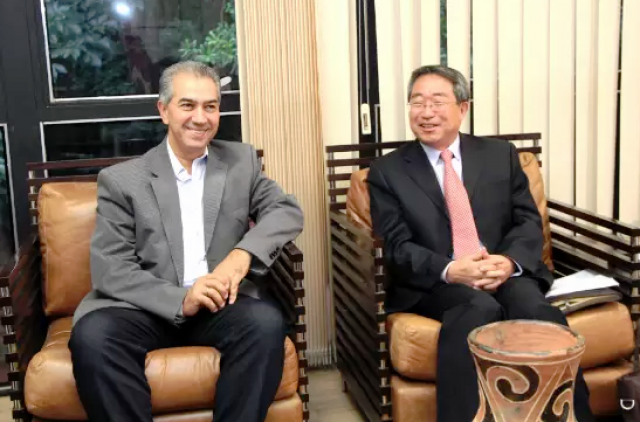 O governador e o presidente do China Development Bank – CDB Corporation, Yanwen Qiu (Foto: Divulgação)