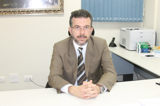 Com juizado eficiente e amor mútuo, crianças conquistam felicidade de ter família Dr. Rodrigo Pedrini, juiz da Vara da Infância e Adolescência da Comarca de Três Lagoas. (foto: Fábio Jorge)