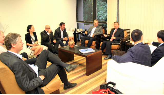 A reunião da delegação chinesa com o governador e assessores, na Governadoria (Foto: Divulgação)