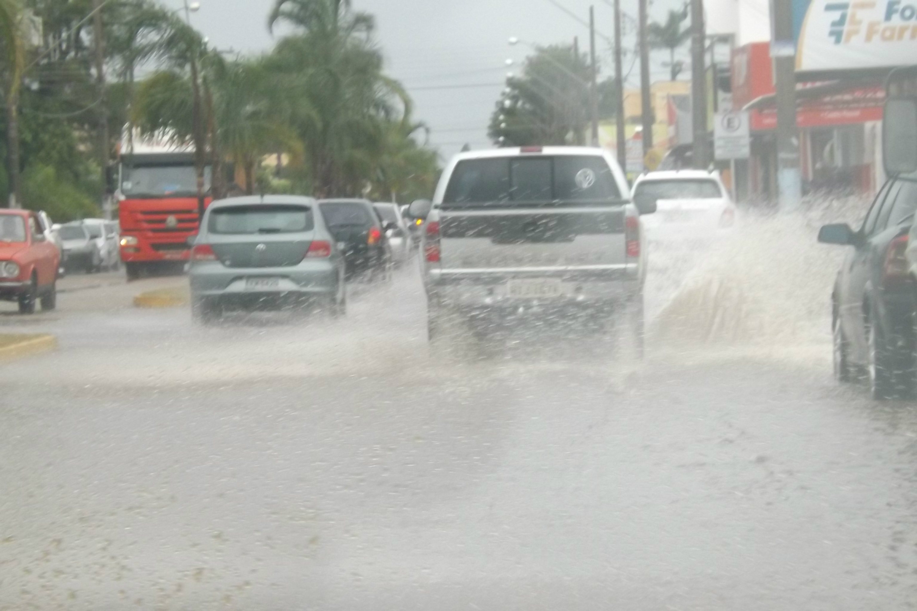Na avenida Clodoaldo Garcia os veículos têm que passam devagar para não jogar água nas calçadas e atingir as pessoas (Foto: Edivelton Kologi)
