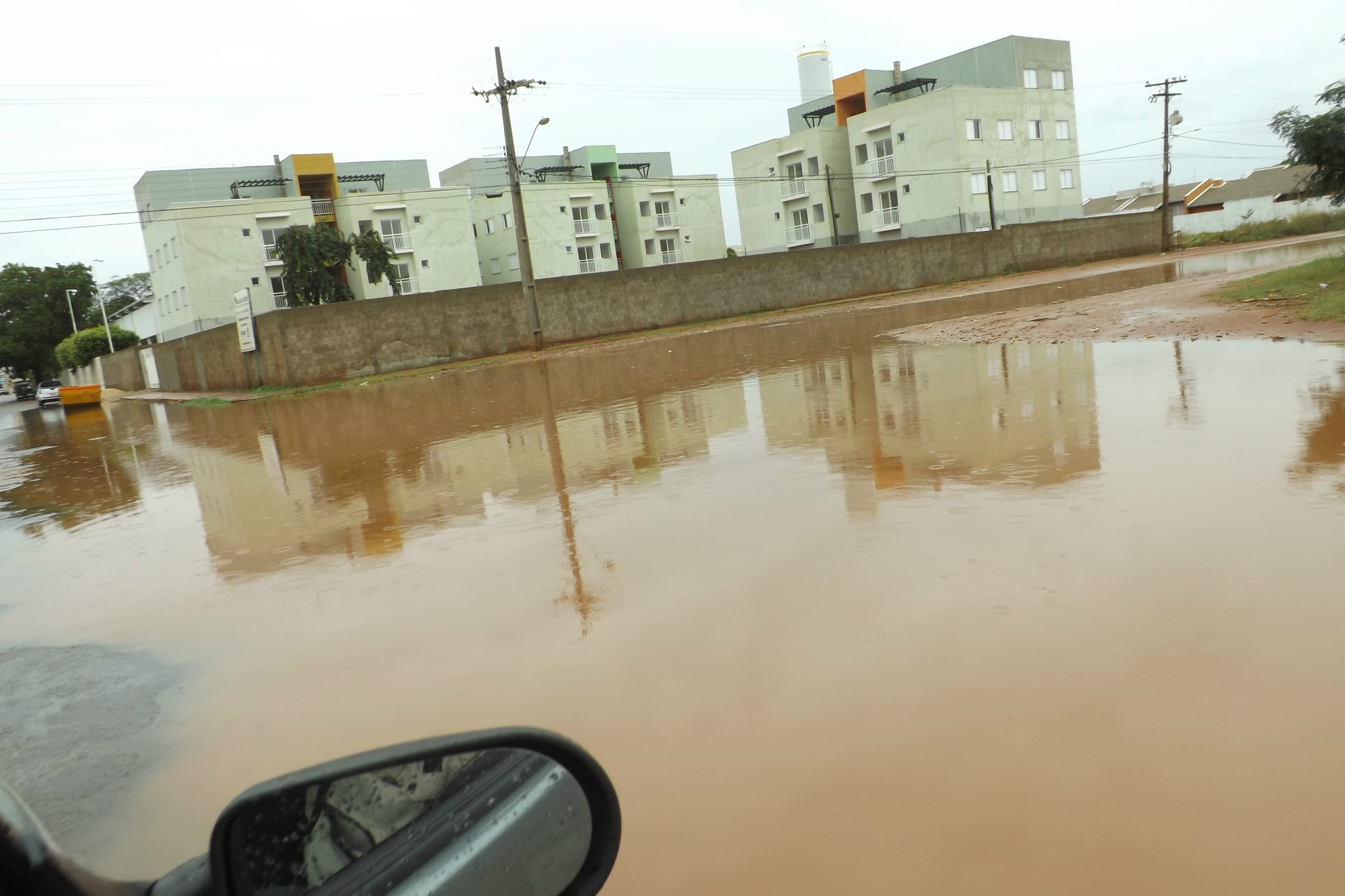 Na rua Raido de Oliveira, na Vila Alegre, um condomínio está parcialmente ilhado devido ao empoçamento de água em alguns trechos de vias (Foto: Edivelton Kologi)