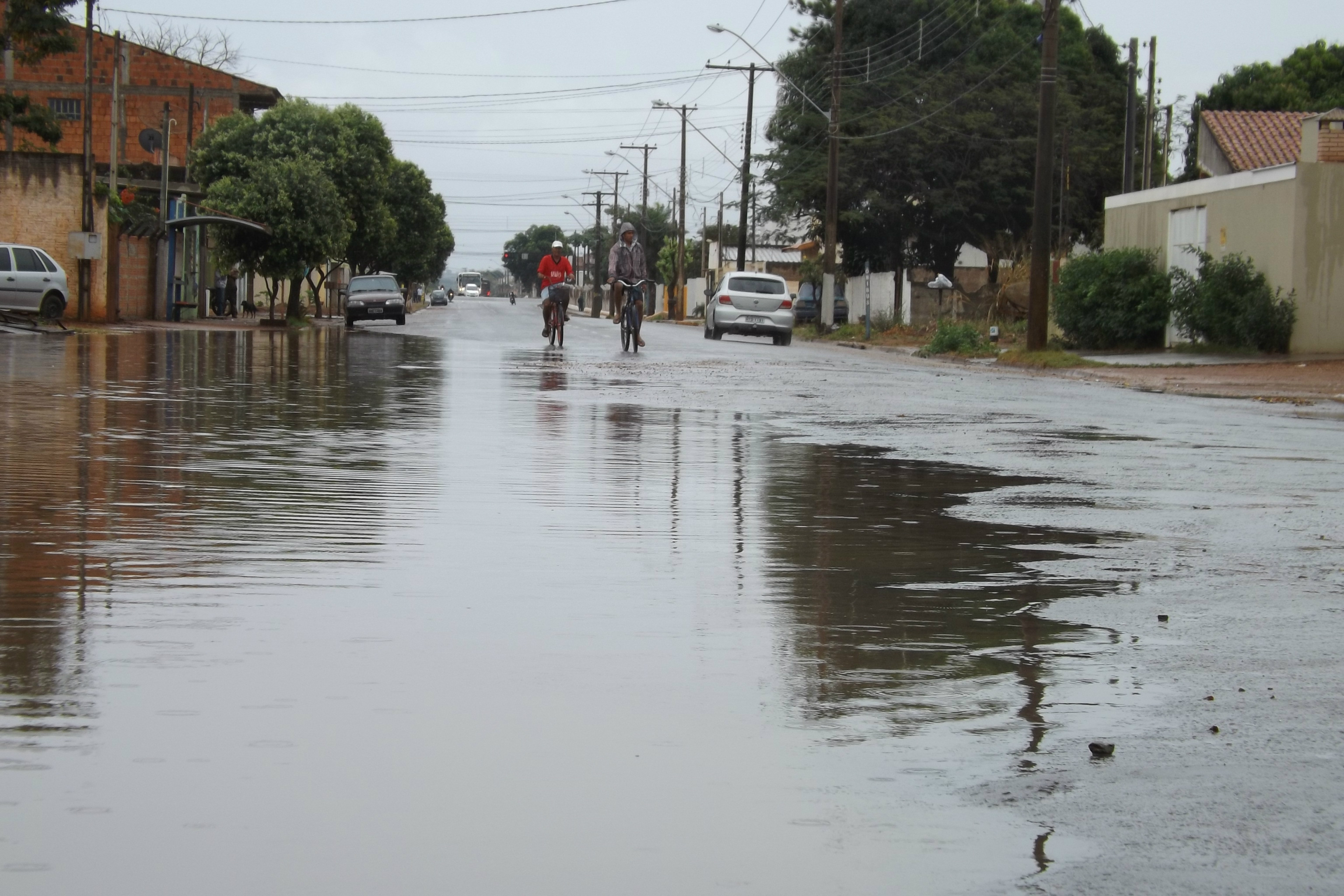 Trecho da rua Egydio Thomé na Vila Alegre onde o empoçamento de água invade a via e esconde em muitos pontos enormes buracos no asfalto (Foto: Edivelton Kologi)