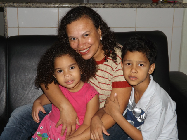Com juizado eficiente e amor mútuo, crianças conquistam felicidade de ter família Lilian e os filhos Pedro Henrique e Sofia vivem em intensa relação de amor e união (foto: Fábio Jorge)