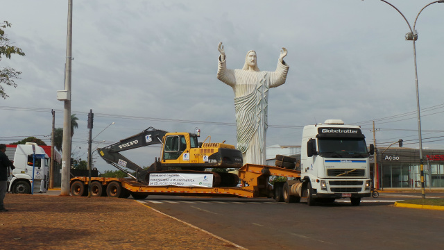 O maquinário pesado da Eldorado Brasil, passou pela Avenida Ranulpho Marques Leal, próximo ao monumento do Cristo. (Foto: Ricardo Ojeda)  