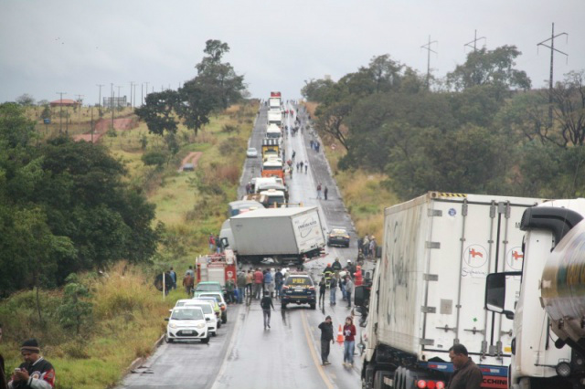 O trânsito na rodovia ficou interrompido, enquanto a perícia e socorristas trabalhavam no local; o caminhão ficou atravessado na BR (Foto: CG News)
