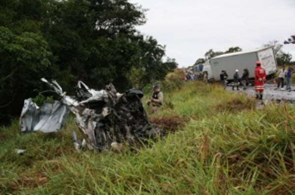 O Meriva ficou totalmente destruído, após o violento impacto contra o caminhão (Foto: CG News)