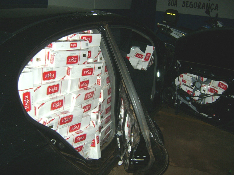 Um dos carros de luxo, recheado até o teto e nas portas com pacotes de cigarros (Foto: Divulgação)
