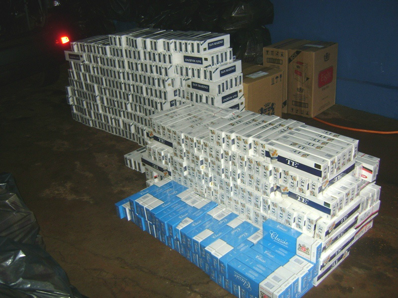 Quase três mil pacotes de cigarros estavam nas 59 caixas aprendidas pela PM, nos dois carros (Foto: Divulgação)