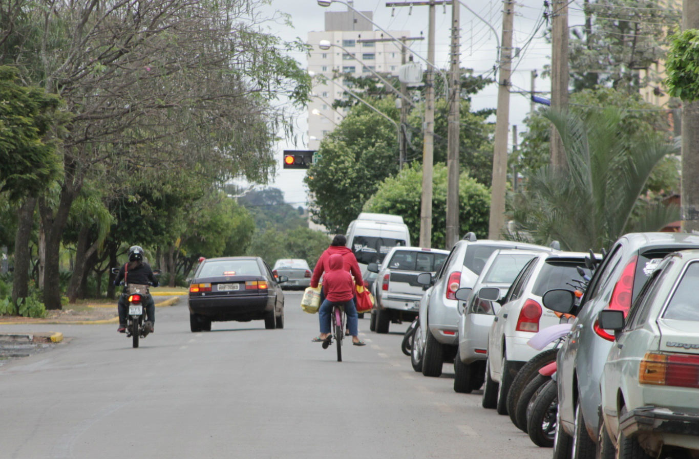 No trânsito, agora de manhã, pedalar bicicleta e andar de moto só muito bem agasalhado (Foto: Edivelton Kologi)