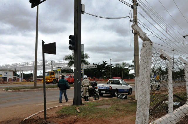 O Deptran providenciou de imediato a sinalização e interdição do trânsito de veículos na ilha de do cruzamento com a rodovia (Foto: Divulgação/Assecom)