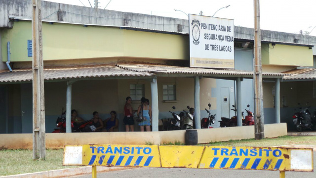 Movimentação em frente ao Presídio de Segurança Média. Familiares de internos buscam por informações (Foto: Ricardo Ojeda/Perfil News)