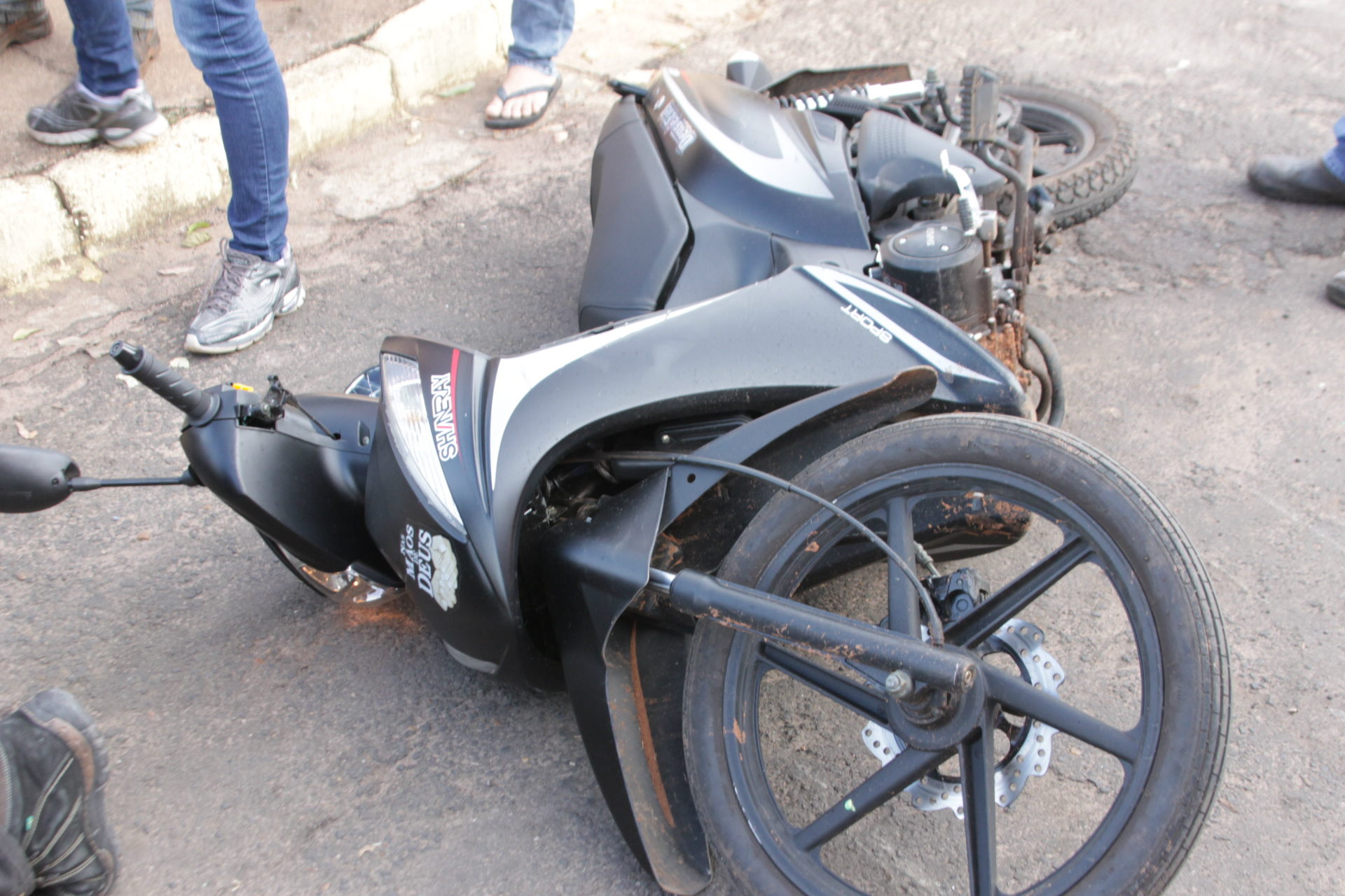 A motocicleta também sofreu avarias na colisão (Foto: Edivelton Kologi)