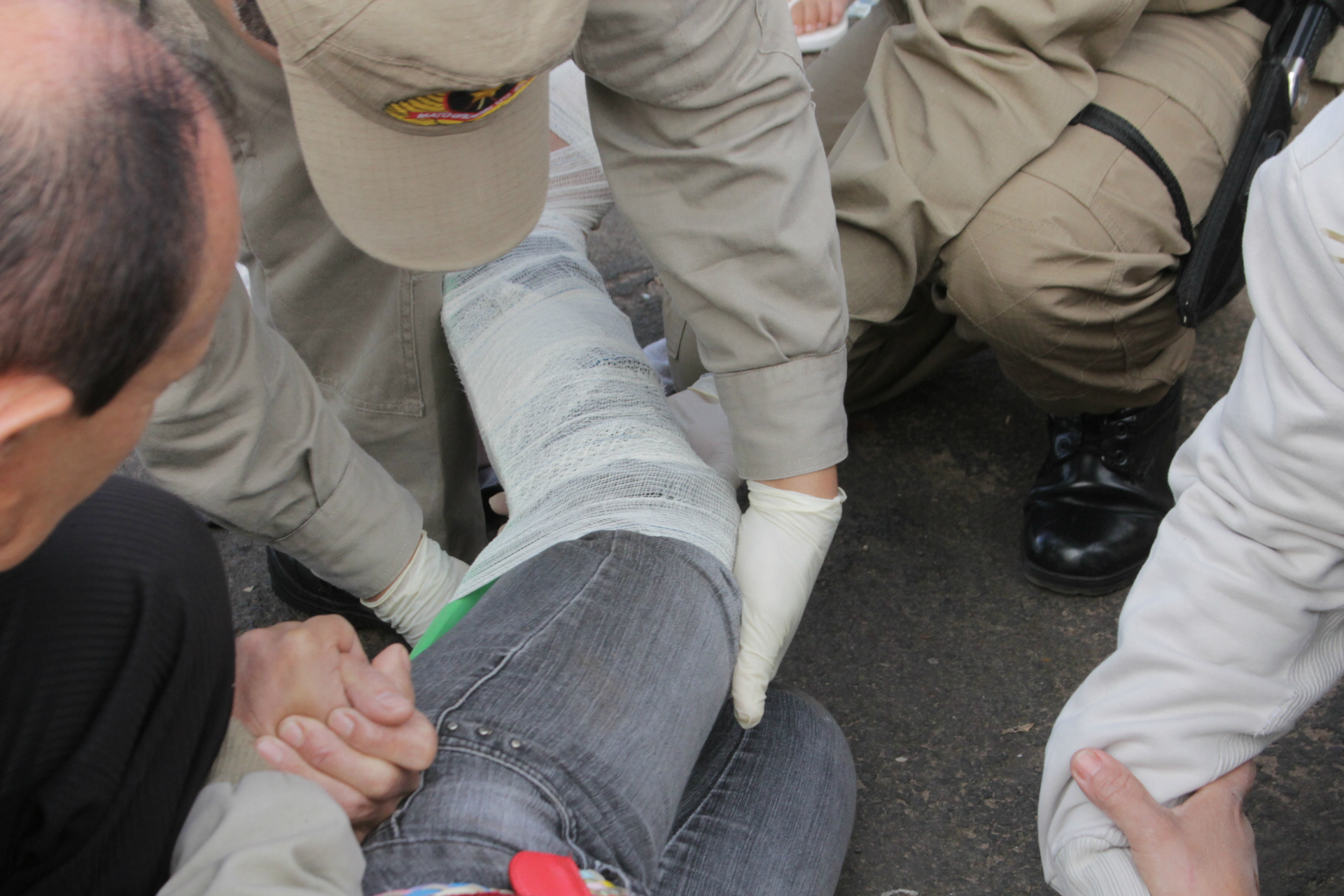 A vítima queixava-se de dores na perna esquerda e os socorristas, então, enfaixaram o membro por segurança (Foto: Eivelton Kologi)