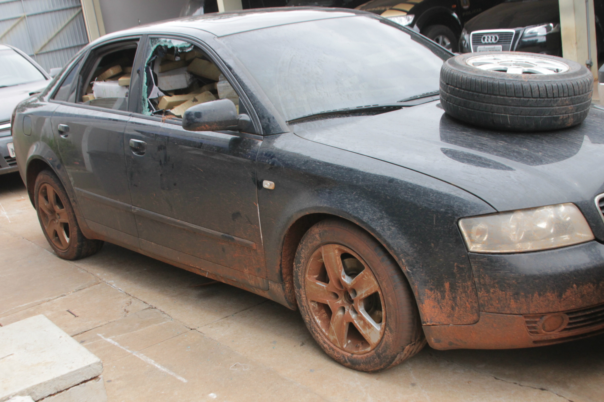 O automóvel de luxo ficou todo sujo de lama devido ao atoleiro, durante a fuga do traficante pela estrada vicinal (Foto: Edivelton Kologi)