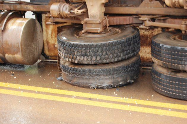 Um dos pneus estourou e essa deve ter sido a causa do acidente (Foto: Costa Rica em Foco)