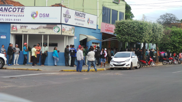 Atraídos por promessas de empregos, diariamente mais de 400 trabalhadores de Três Lagoas e de várias regiões do País aguardam na fila do empregos no Ciat por uma vaga de trabalho (Foto: Ricardo Ojeda) 
