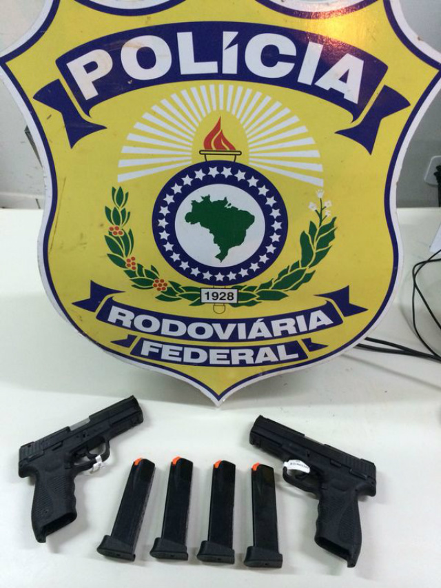 As armas e munições foram localizados no interior do veículo GM/S10 placa do Rondonópolis/MT (Foto: Divulgação/PRF)
