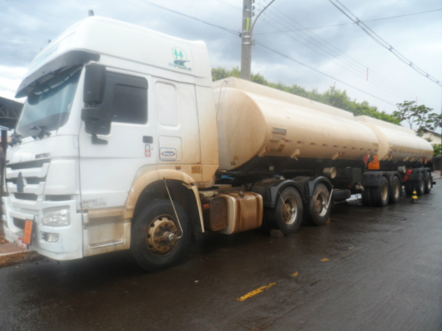 O transporte do material perigoso era feito da cidade de Paulínia (SP) para Cuiabá (MT) com a licença ambiental vencida (Foto: Divulgação/PMA MS)