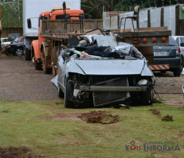 O veiculo Honda Civic que capotou na manhã de hoje, sábado na Marechal Floriano (Foto: Tião Prado/ Pontaporainforma)