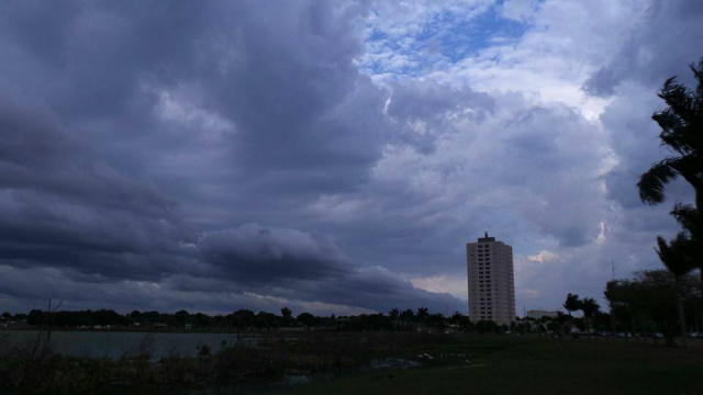 Pela manhã as nuvens começaram a ficarem carregadas. No detalhe, a Lagoa Maior. (Foto: Ricardo Ojeda)