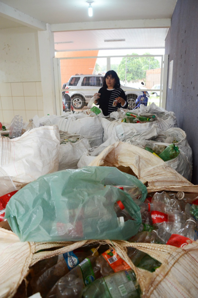 Até o momento os alunos já coletaram oito bag (sacos grandes de coleta de material) (Foto: Divulgação/Assecom)