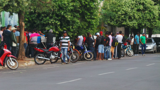 Diariamente ceca de 400 trabalhadores desempregados enfrentam fila no Ciat de Três Lagoas em busca de vagas de trabalho (Foto: Ricardo Ojeda)