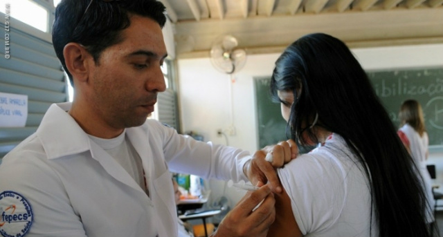 Meninas da rede pública de ensino do DF recebem vacina contra a hepatite B (Foto: Arquivo/Agência Brasil)
