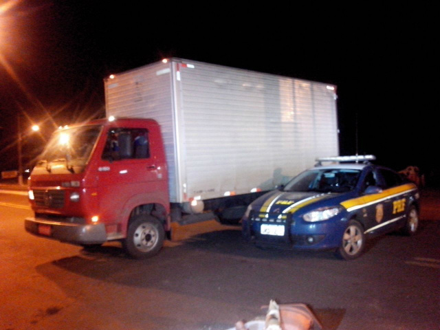 O caminhão era produto de roubo/furto na cidade de Laurentino/SC em 03/04/2014 (Foto: Divulgação/PRF)