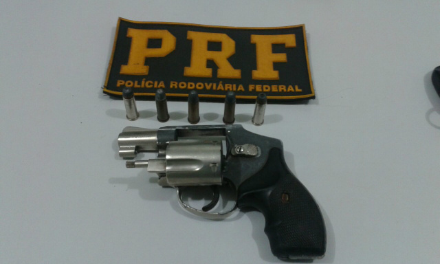 Munições e revólver calibre 38 apreendidos com o empresário. (Foto: Divulgação/PRF).