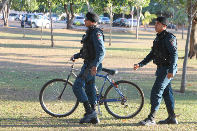 Bicicleta de um ciclista que trafegava na pista de caminhada sendo recolhida. (Foto: Lucas Gustavo).