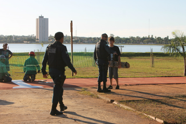 Policiais também recolheram um skate de um jovem que fazia manobras na pista de caminhada. (Foto: Lucas Gustavo).