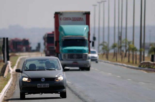 A lei torna obrigatório o uso do farol baixo em rodovias (Foto: Edilson Rodrigues/Agência Senado)