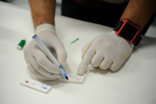Os tipos B e C, mais virulentos, têm como principal forma de transmissão o contato com sangue e as relações sexuais (Foto: Arquivo/Agência Brasil)